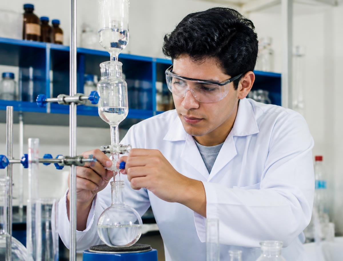 Estudiante de ingeniería química trabajando en un laboratorio